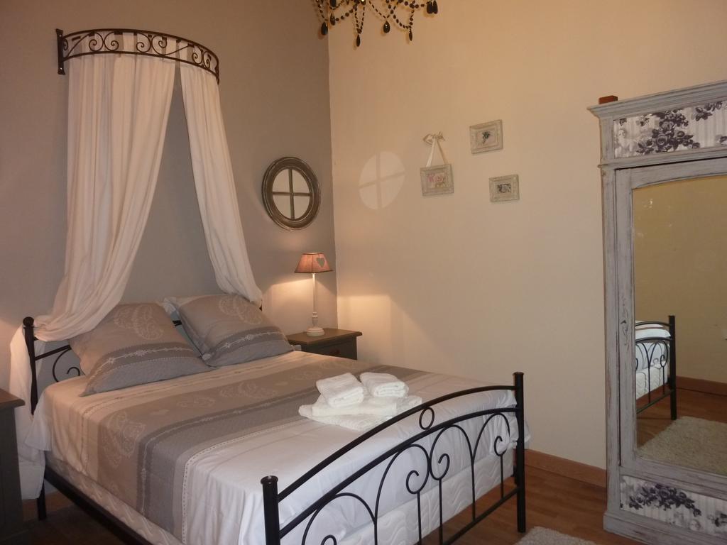 Le Comptoir Des Ecoliers Bed and Breakfast Gémozac Værelse billede