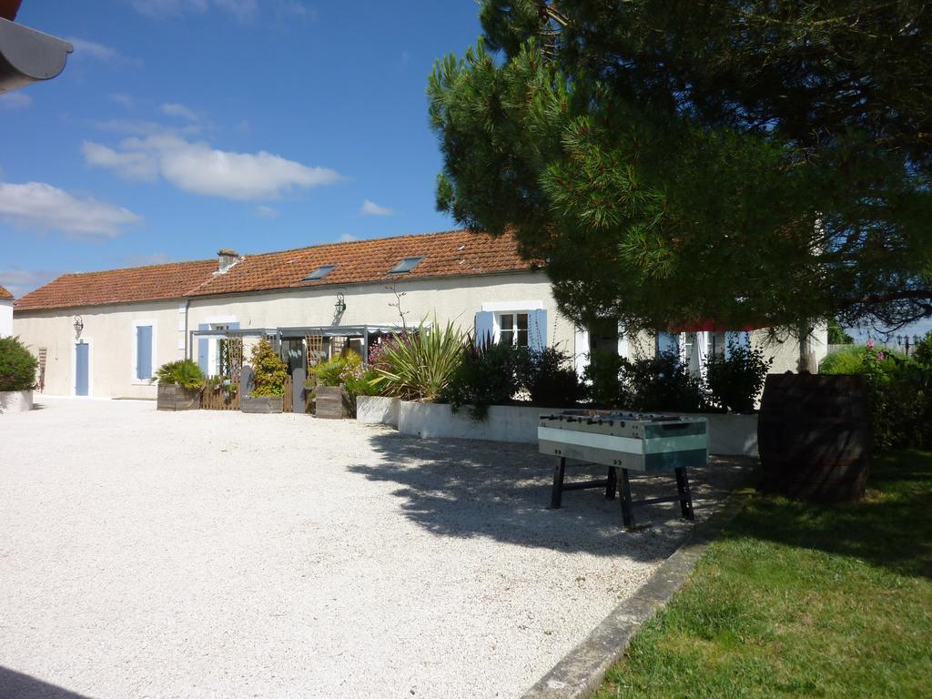 Le Comptoir Des Ecoliers Bed and Breakfast Gémozac Eksteriør billede