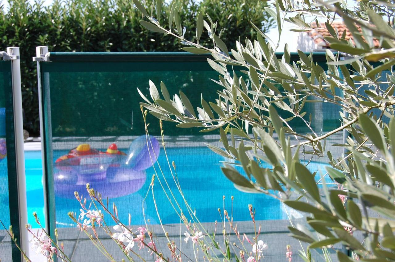 Le Comptoir Des Ecoliers Bed and Breakfast Gémozac Eksteriør billede